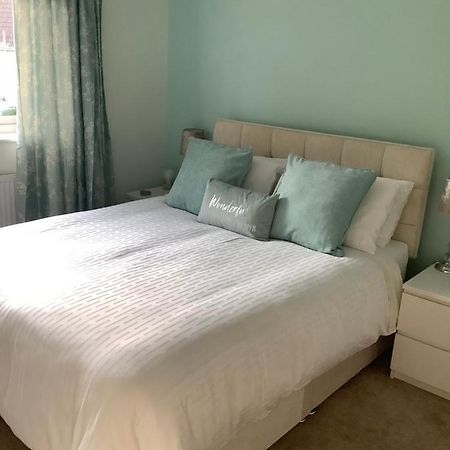 Private Room, Shared Bathroom With One Other, Tea And Coffee Making Facilities, Mini Fridge And Hairdryer, King Sized Bed With Help Yourself Continental Breakfast In Secluded Modern Property With Parking Μπόρνμουθ Εξωτερικό φωτογραφία