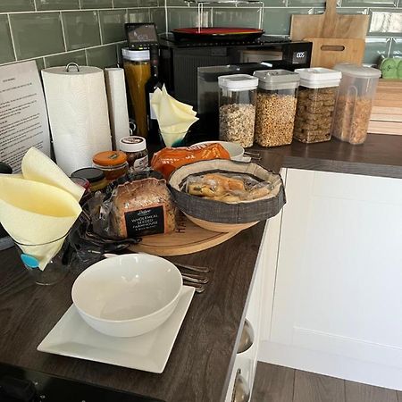 Private Room, Shared Bathroom With One Other, Tea And Coffee Making Facilities, Mini Fridge And Hairdryer, King Sized Bed With Help Yourself Continental Breakfast In Secluded Modern Property With Parking Μπόρνμουθ Εξωτερικό φωτογραφία