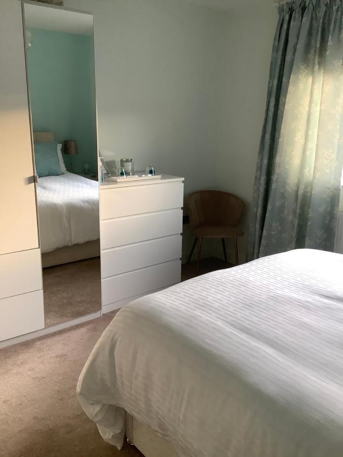 Private Room, Shared Bathroom With One Other, Tea And Coffee Making Facilities, Mini Fridge And Hairdryer, King Sized Bed With Help Yourself Continental Breakfast In Secluded Modern Property With Parking Μπόρνμουθ Εξωτερικό φωτογραφία
