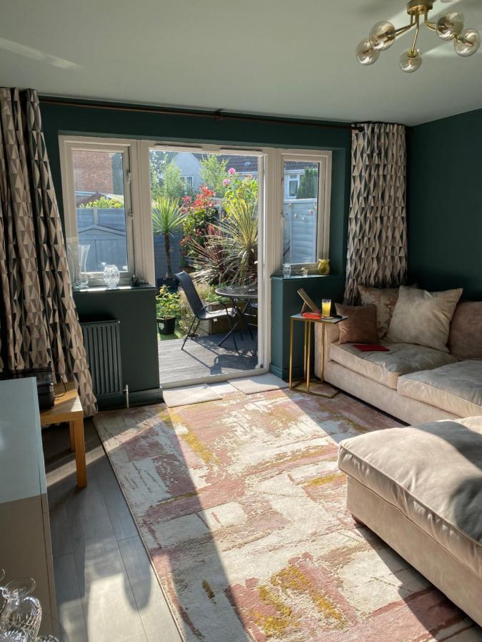 Private Room, Shared Bathroom With One Other, Tea And Coffee Making Facilities, Mini Fridge And Hairdryer, King Sized Bed With Help Yourself Continental Breakfast In Secluded Modern Property With Parking Μπόρνμουθ Εξωτερικό φωτογραφία