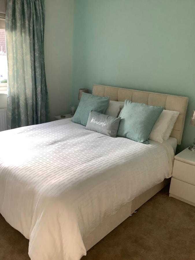 Private Room, Shared Bathroom With One Other, Tea And Coffee Making Facilities, Mini Fridge And Hairdryer, King Sized Bed With Help Yourself Continental Breakfast In Secluded Modern Property With Parking Μπόρνμουθ Εξωτερικό φωτογραφία