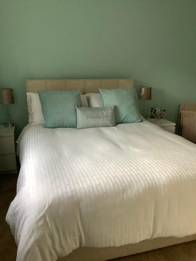 Private Room, Shared Bathroom With One Other, Tea And Coffee Making Facilities, Mini Fridge And Hairdryer, King Sized Bed With Help Yourself Continental Breakfast In Secluded Modern Property With Parking Μπόρνμουθ Εξωτερικό φωτογραφία