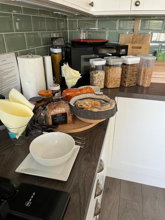 Private Room, Shared Bathroom With One Other, Tea And Coffee Making Facilities, Mini Fridge And Hairdryer, King Sized Bed With Help Yourself Continental Breakfast In Secluded Modern Property With Parking Μπόρνμουθ Εξωτερικό φωτογραφία