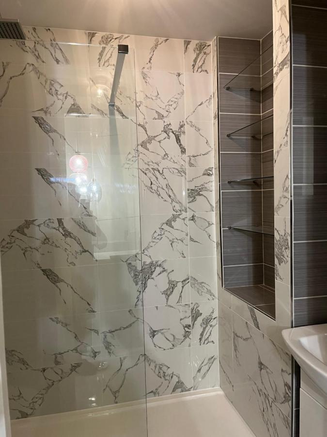 Private Room, Shared Bathroom With One Other, Tea And Coffee Making Facilities, Mini Fridge And Hairdryer, King Sized Bed With Help Yourself Continental Breakfast In Secluded Modern Property With Parking Μπόρνμουθ Εξωτερικό φωτογραφία