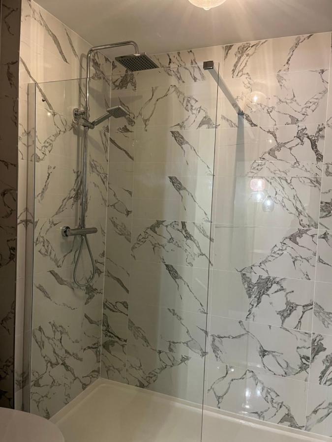 Private Room, Shared Bathroom With One Other, Tea And Coffee Making Facilities, Mini Fridge And Hairdryer, King Sized Bed With Help Yourself Continental Breakfast In Secluded Modern Property With Parking Μπόρνμουθ Εξωτερικό φωτογραφία